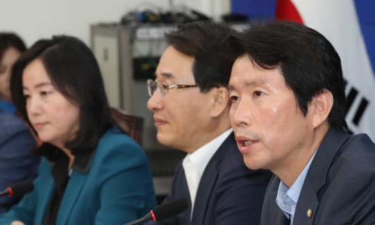 이인영 원내대표가 5일 오전 국회에서 열린 정책조정회의에서 발언하고 있다.    연합뉴스